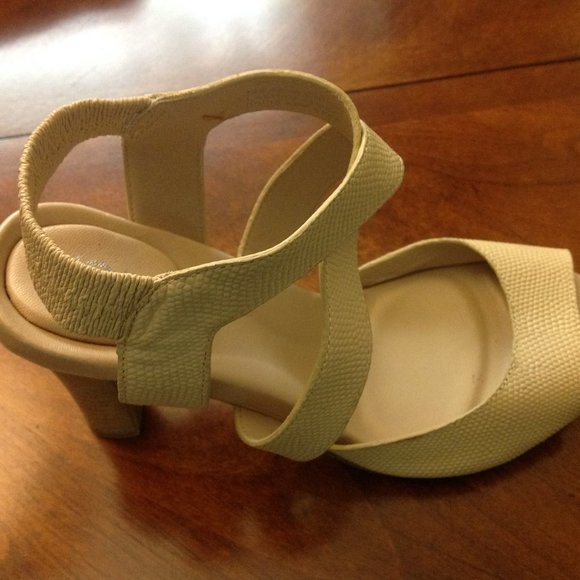 You by crocs (new) - Picture 2 of 3